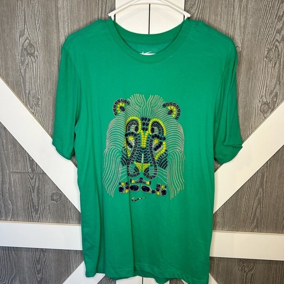 D17.03 Nike Dri Fit Mens Small Shirt Lebron James Lion Graphic Green - Picture 1 of 3